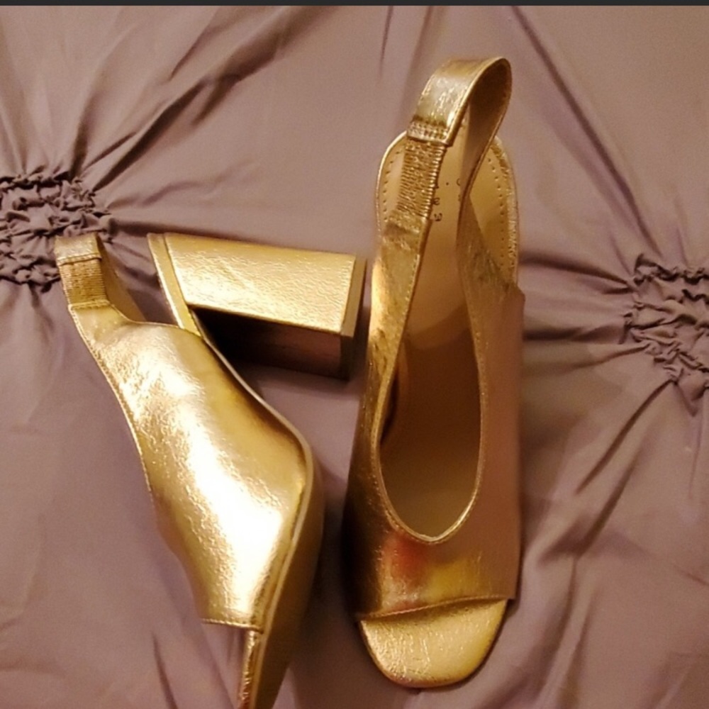 NWOT gold pumps